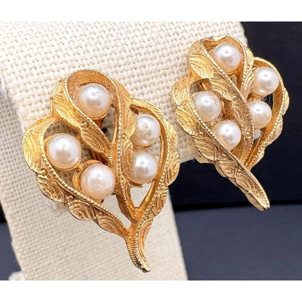 Vintage Coro Textured Gold Tone‎ & Faux Pearl Floral Leaf Clip on Earrings